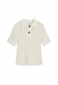 Pletená polokošeľa s krátkym rukávom v krémovej farbe so štruktúrovanou tkaninou, golierovým dizajnom, dvoma veľkými hnedými gombíkmi a rovnými obrubami.