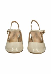 Scarpe in pelle verniciata beige con design aperto, cinturino alla caviglia regolabile e punta rotonda. Texture liscia e costruzione leggera.