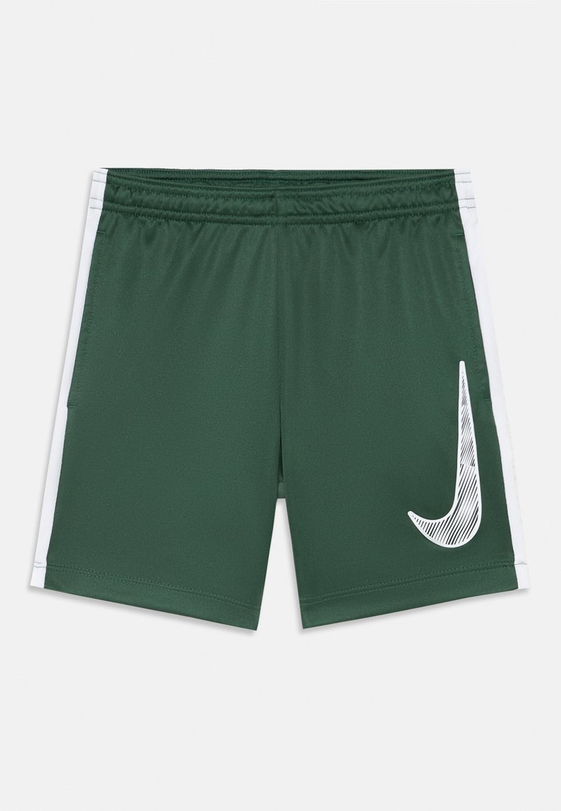Shorts de sport verts en tissu lisse, avec une bande blanche sur les côtés et un grand logo swoosh Nike blanc à l'avant.