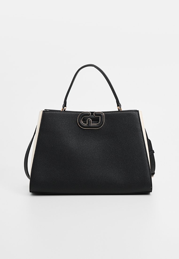 Borsa a tracolla in pelle nera testurizzata con una forma strutturata, dotata di una chiusura con logo in tono oro e accenti a contrasto di colore crema sui lati.