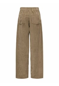 Platām kājām cūku josta gaiši brūnā krāsā ar elastīgu jostasvietu, kurai ir divas aizmugurējās kabatas un vertikāla ribota tekstūra.