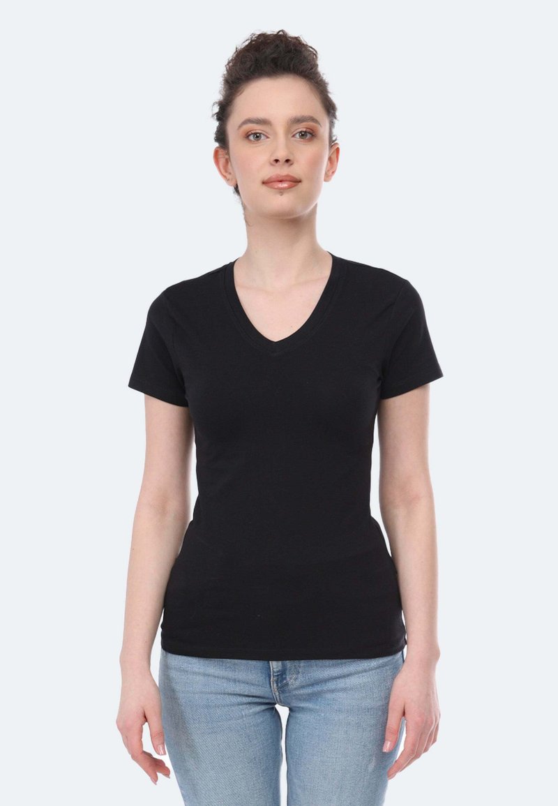T-shirt nera a maniche corte con scollo a V, realizzata in cotone morbido. Design aderente con una texture liscia, indossata con jeans blu. Stile semplice e versatile.
