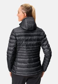 Schwarze isolierte Steppjacke mit horizontalem Steppmuster, Kapuze und glatter Textur. Leichtes Design, geeignet für Outdoor-Aktivitäten.