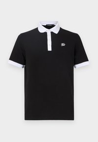 Μαύρο πόλο μπλουζάκι με άσπρο γιακά και μανίκια, διακοσμημένο με στρίφωμα τριών κουμπιών και ένα μικρό λευκό λογότυπο στο στήθος.