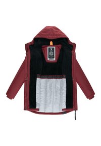Czerwona kurtka zewnętrzna z czarną, puszystą podszewką. Posiada kaptur, zamek błyskawiczny i zatrzaski. Podszewka ma gładką srebrną teksturę.
