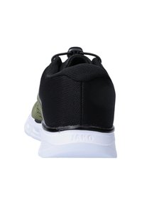 Zwart en olijfgroen sportshoe met een gestructureerde mesh bovenkant, witte middenzool en een togglesysteem voor verstelbare pasvorm.