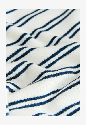 Puuvillakangas, millel on valge taust ja vahelduvad tumesinised triibud. Tekstuur näib ribiline ja veidi veniv.