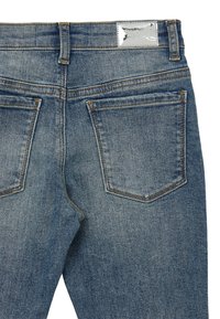 Jeans in denim blu con vita alta, due tasche posteriori, cuciture in vista e un'etichetta lucida sulla vita posteriore.