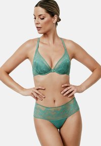 Teal kanten bh en bijpassende hooggewaisted slip met bloemenpatronen, doorschijnende mesh accenten en verstelbare bandjes. Fijne ontwerpdetails zichtbaar.