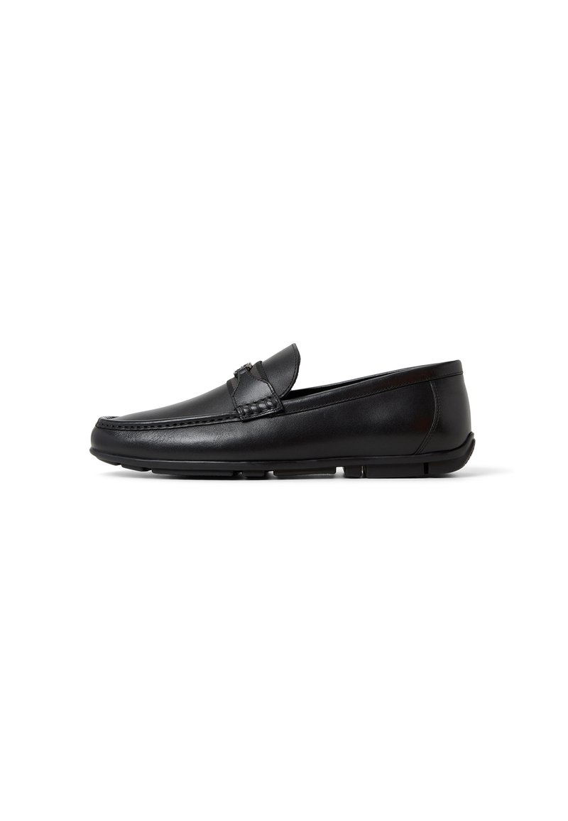 Sorte læder loafers med lav profil, rund tå og syede detaljer på overdelen. Fleksibel gummisål for komfort og godt greb.