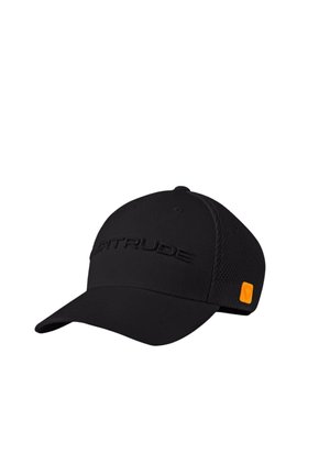 Casquette noire en tissu doux avec une visière courbée. Présente un logo "PERTRUDE" en relief et une petite étiquette orange en accent. Côtés en mesh pour la ventilation.