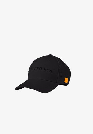Casquette noire en tissu doux avec une visière courbée. Présente un logo "PERTRUDE" en relief et une petite étiquette orange en accent. Côtés en mesh pour la ventilation.