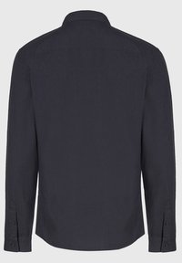 Tmavě modrá košile s dlouhým rukávem a límečkem na knoflíčky, s hladkou strukturou a zapínáním na knoflíky u manžet, s zakřiveným lemem a slim fit střihem.