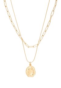 Collier à plusieurs couches dorées avec un pendentif ovale texturé, combinant des maillons de chaîne plats et torsadés.