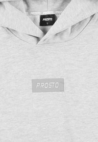 Jasnoszara bluza z kapturem z wyraźnym logo "PROSTO." na naszywce. Metka wskazuje rozmiar "L" i posiada podszyty kaptur.