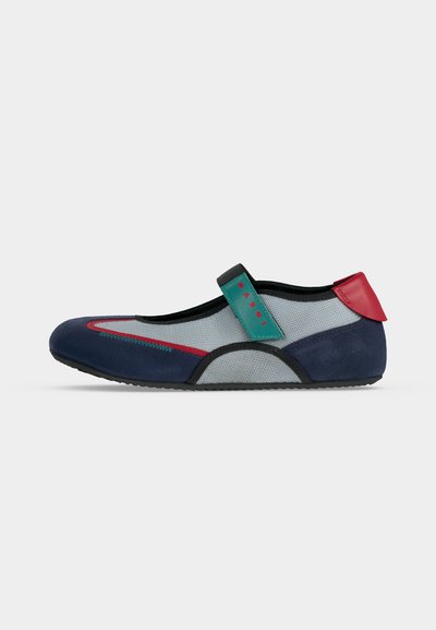 Chaussure à bout fermé avec mesh bleu marine et gris, languette rouge au talon et sangle verte portant la marque Marni, vue de profil sur fond uni.