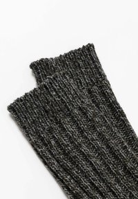 Muffole in maglia di un grigio scuro con una texture a costine e parte superiore aperta. I materiali includono una miscela di fibre per calore e flessibilità.