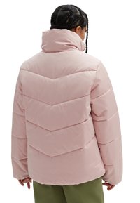 Różowa kurtka puchowa z wysokim kołnierzem, z wzorem w chevron i gładką fakturą. Rękawy są lekko szerokie i luźne.
