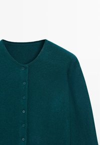 Teal gebreid vest met v-hals, vooraan met knopen sluiting en bijpassende knopen, en een zachte structuur.