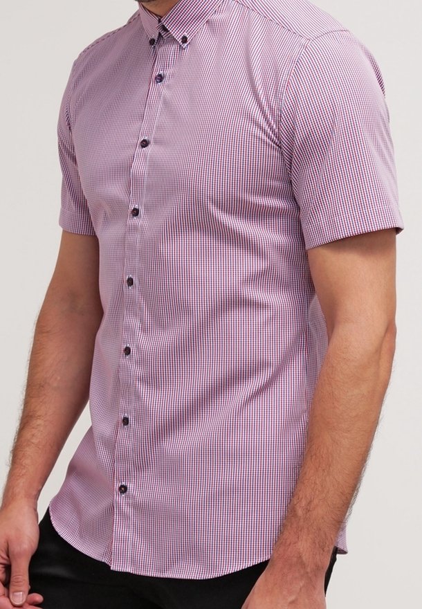 Lyhythihainen, napillinen paita, punavalkoruutukuvio, puuvillamateriaali, jämäkkä istuvuus, mustat napit ja terävä kaulus.