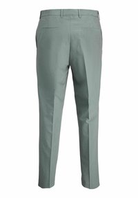 Férfi nadrág világoszöld szövetből, slim fit szabással, lapos elülső résszel és dupla hátsó zsebbel. Sima textúra enyhe fényességgel.