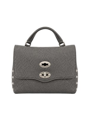 Borsa in pelle grigia texturizzata con manico superiore, chiusure a chiave a torsione in metallo argentato e borchie argentate sui lati.