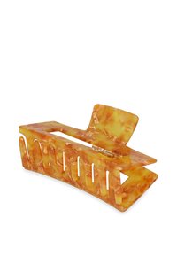 Oranje en gele gemarmerde plastic haarclip met een open ontwerp, met uitsnijdingen en een gebogen vorm. Zichtbaar vergrendelmechanisme.