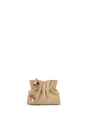 Bolso de piel suave color beige con la parte superior fruncida, decorado con una cinta rosa y roja y un pequeño charm de flor de color crema.