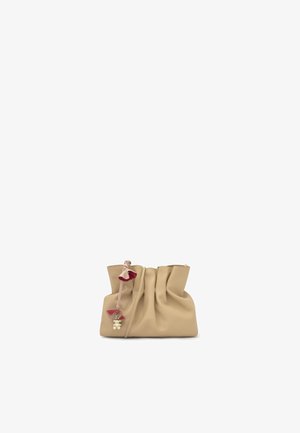 Bolso de piel suave color beige con la parte superior fruncida, decorado con una cinta rosa y roja y un pequeño charm de flor de color crema.