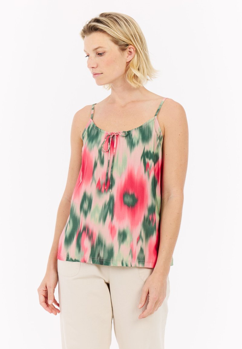 Top sin mangas multicolor que presenta un tejido ligero, con un patrón ikat en rosa, verde y beige, y un detalle de escote con cordón.
