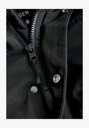 Czarna kurtka z centralnym zamkiem i zatrzaskami, wykonana z gładkiego materiału o matowej fakturze, z widocznymi detalami szycia i elementami metalowymi.