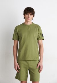 Calvin Klein Jeans BADGE REGULAR TEE - Basic póló - dark juniper