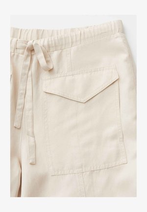 Pantalon en tissu beige avec taille élastique, cordon de serrage en tissu et grande poche rectangulaire avec rabat sur le côté droit.
