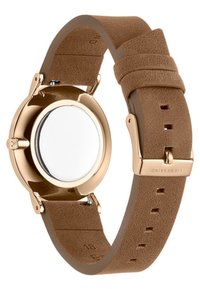 Montre ronde avec un boîtier doré brillant et un bracelet en cuir marron. Le bracelet présente une texture lisse et plusieurs trous d'ajustement.