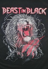 Černé tričko s detailním motivem řvoucího lva se šedými a červenými akcenty, obklopeného ostnatým drátem a řetězy.