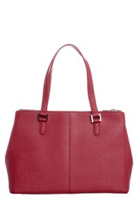 Röd syntetisk tygväska med två handtag, rektangulär form, texturerad yta, detaljer i silverton och dragkedja längs toppen.