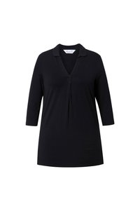 Camicia tunica nera con colletto, scollatura a V e maniche tre quarti. Realizzata in tessuto morbido con una leggera piega al centro davanti.