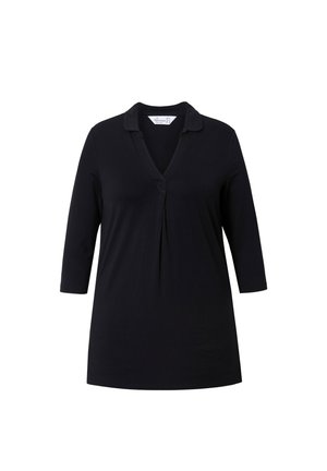 Camicia tunica nera con colletto, scollatura a V e maniche tre quarti. Realizzata in tessuto morbido con una leggera piega al centro davanti.
