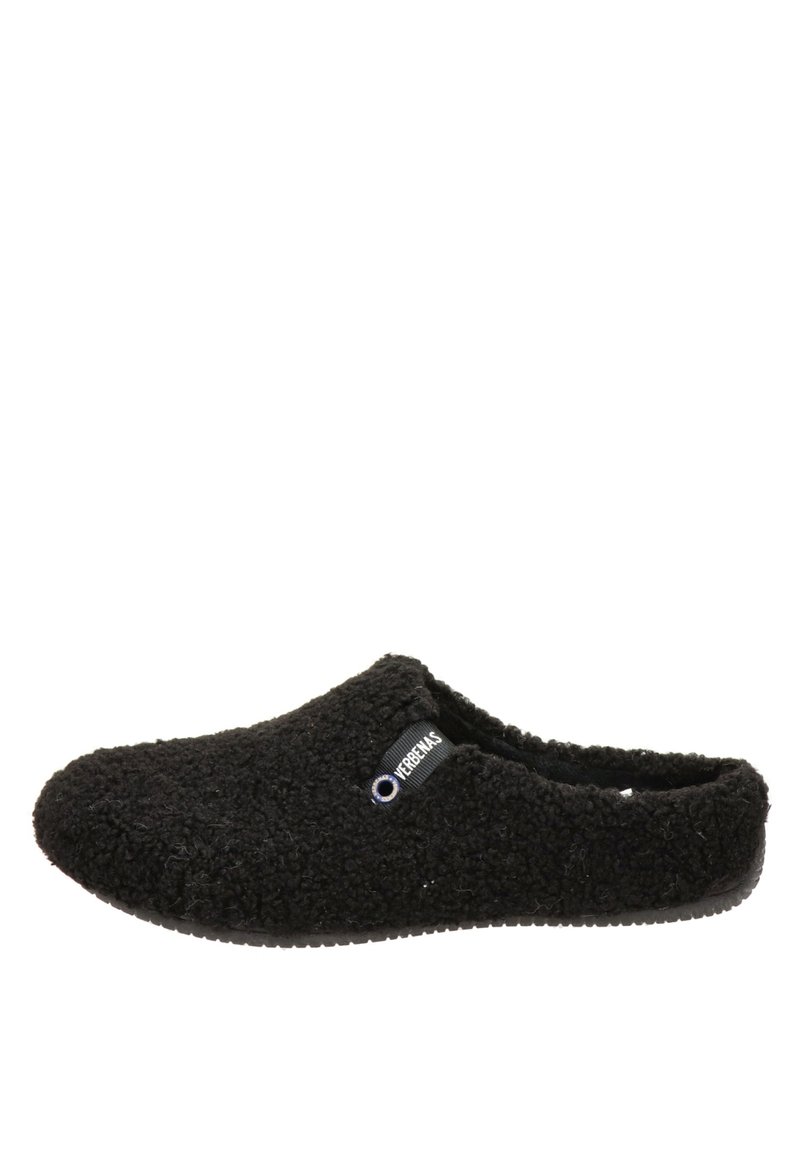 Zwarte instapslippers van een textuur fleece materiaal, met een ronde neus en een zachte binnenvoering. Verfraaid met een klein merklabel.
