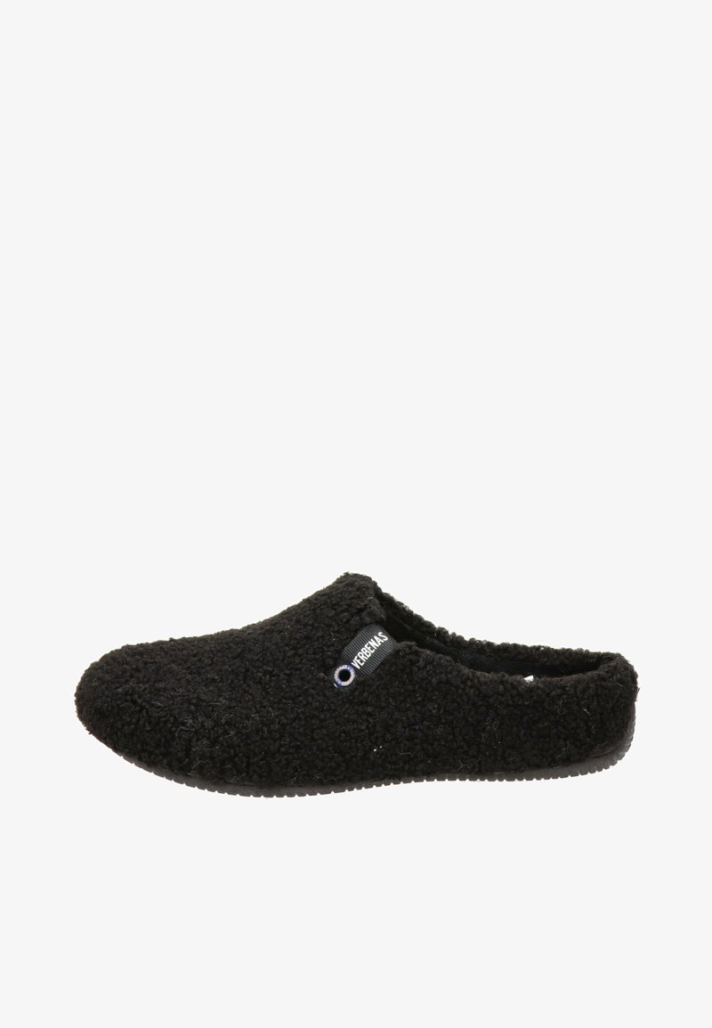 Zwarte instapslippers van een textuur fleece materiaal, met een ronde neus en een zachte binnenvoering. Verfraaid met een klein merklabel.