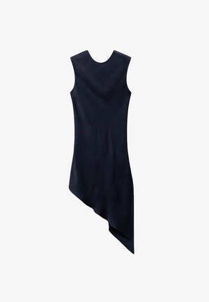 Asymmetrisk marinblå klänning med rundad hals, ärmlös design, flödande tyg och en fåll som hänger längre på ena sidan.