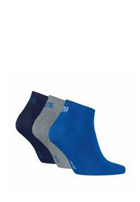 Tres pares de calcetines tobilleros en azul marino, gris y azul brillante, que presentan una textura suave y un logo impreso en azul claro en cada par.