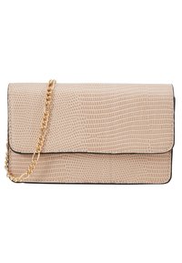 Béžová texturovaná kabelka s krokodýlím vzorem a zlatým řetízkovým popruhem položená na vrchu na bílém pozadí.