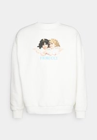 Sudadera blanca con un gráfico de dos figuras tipo querubín con alas, una con pelo oscuro y gorra, y la otra con pelo rubio, debajo de "Fiorucci."