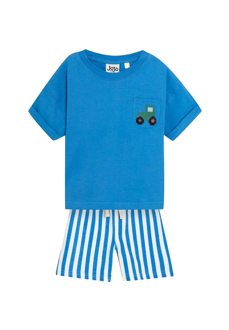Blå bomulds t-shirt med et grønt traktor design på lommen, parret med hvid- og blåstribede shorts. Simpel pullover stil.