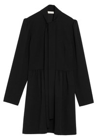 Schwarzes Langarmkleid mit angenähtem Krawattenband, gerafftem Taillengürtel und leicht gepufften Schultern, auf einem weißen Hintergrund präsentiert.