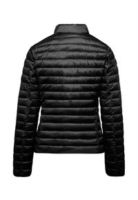 Giacca a vento nera con un design strutturato, caratterizzata da cuciture orizzontali, un colletto alto e un tessuto liscio e lucido.