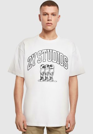 Hvid bomulds-t-shirt med et grafisk print af tre arme, der holder kugler, med teksten "2Y STUDIOS" i sort ovenfor. Løs pasform.