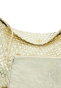 Gouden handtas van geweven materiaal met een glanzende afwerking en een klepsluiting. Bevat een platte gouden textuur tas met een rits, waarop een logo zichtbaar is.