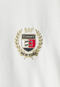Tommy Jeans CREST FLAG TEE - Nyomott mintás póló - ancient white